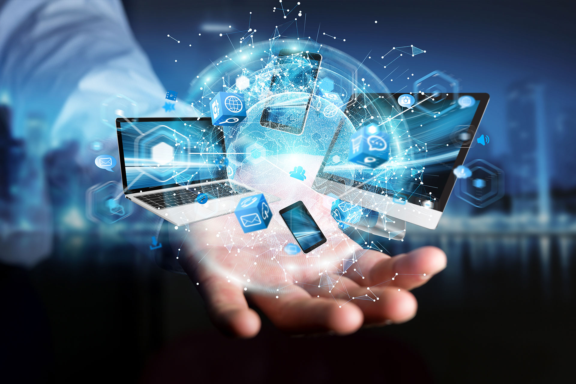 Hombre sosteniendo computadoras y cosas de informática y tecnología.