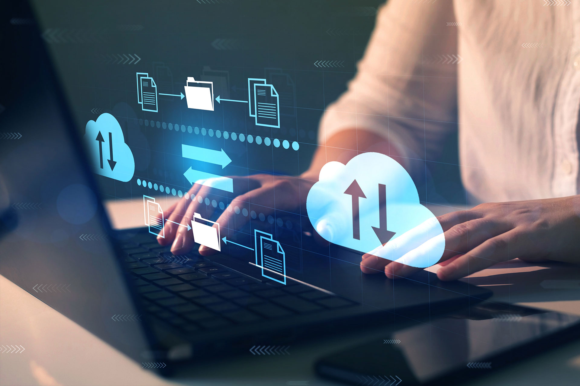 Hombre apuntando a un candado de seguridad