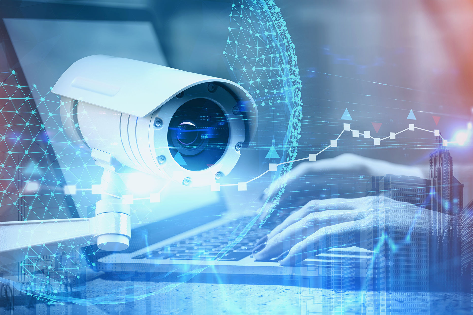 Cámara apuntando a un punto detrás unas manos trabajando.